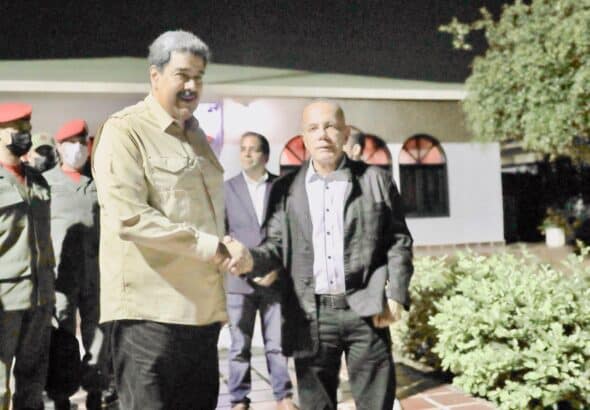 President Nicolás Maduro (left) shaking hands with Zulia Governor Manuel Rosales (right) during his visit to Maracaibo, Wednesday, November 16, 2022. Photo: Twitter/@PresidencialVen.