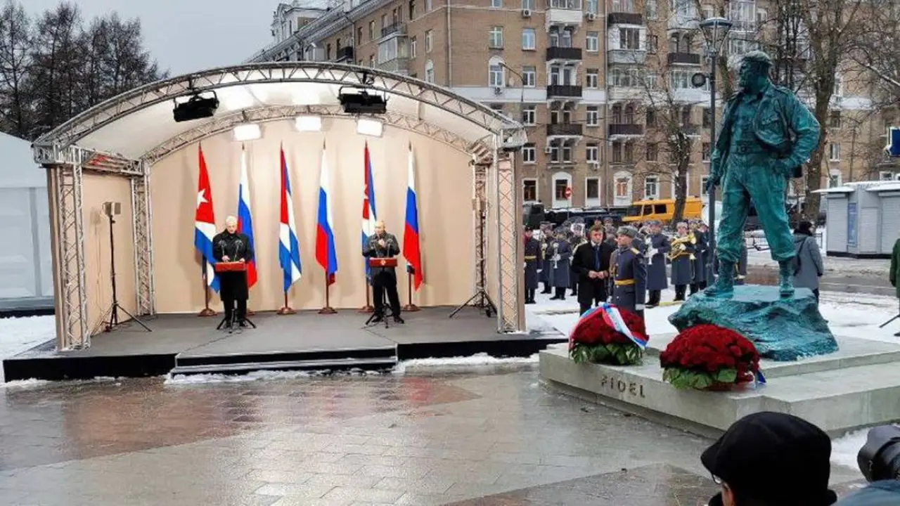 The president of Russia, Vladimir Putin, and his Cuban counterpart, Miguel Díaz-Canel, inaugurating a monument to the leader of the Cuban revolution, Fidel Castro (1926-2016), in a square in Moscow.