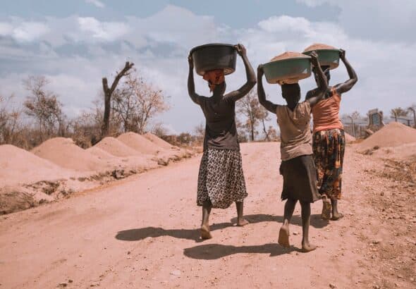 Two black women and a girl carrying bowl on their heads. Photo: Ninno Jack Jr.