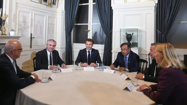 Jorge Rodríguez and Gerardo Blyde with Alberto Fernández, Emmanuel Macron, Gustavo Petro, and Anniken Huitfeldt in París. Photo: Misión Verdad.