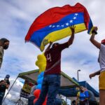 Venezuelan migrants flying the Venezuelan flag, as they always do wherever they go, believing that this may provide preferential treatment and give them entry into the United States. Photo: Telemundo.