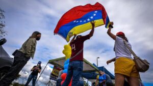 Venezuelan migrants flying the Venezuelan flag, as they always do wherever they go, believing that this may provide preferential treatment and give them entry into the United States. Photo: Telemundo.