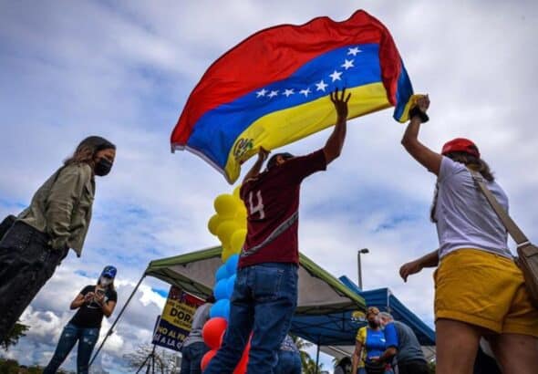 Venezuelan migrants flying the Venezuelan flag, as they always do wherever they go, believing that this may provide preferential treatment and give them entry into the United States. Photo: Telemundo.