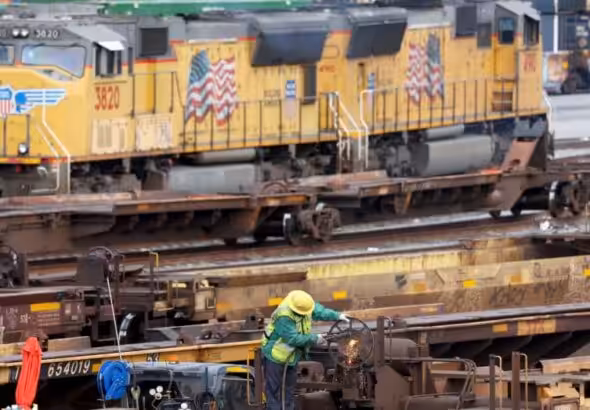 A rail employee works a Union Pacific Intermodal Terminal rail yard on November 21, 2022 in Los Angeles, California. Photo: Mario Tama/Getty Images.