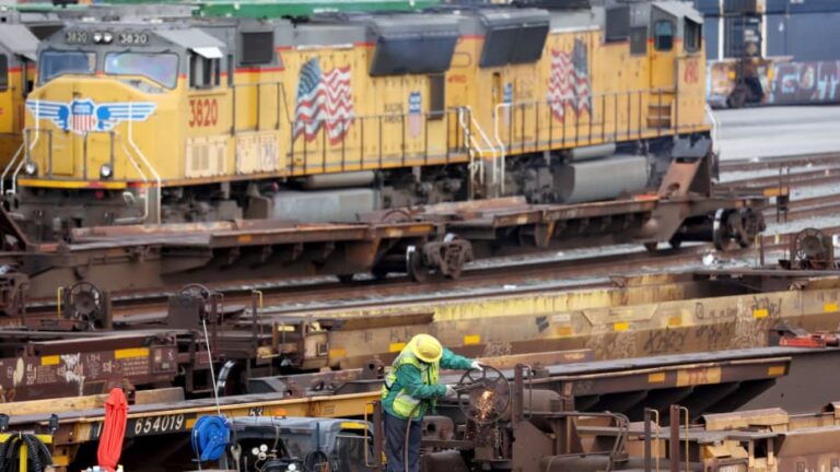 A rail employee works a Union Pacific Intermodal Terminal rail yard on November 21, 2022 in Los Angeles, California. Photo: Mario Tama/Getty Images.
