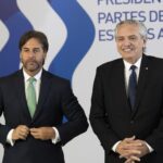 Uruguayan President Luis Lacalle Pou (left) and Argentinian President Alberto Fernández (right) during the Mercosur Summit in Montevideo, December 5, 2022. Photo: AP/Matilde Campodónico.