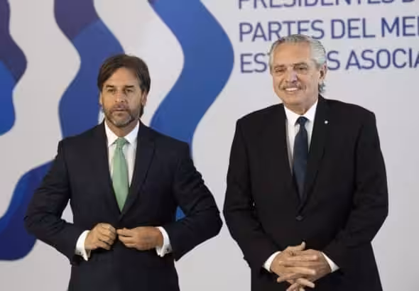Uruguayan President Luis Lacalle Pou (left) and Argentinian President Alberto Fernández (right) during the Mercosur Summit in Montevideo, December 5, 2022. Photo: AP/Matilde Campodónico.