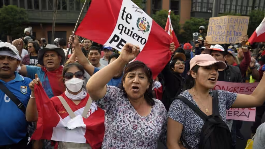 Protesters show their disapproval of the recent coup against Pedro Castillo. Photo: Sputnik.