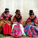 Group of indigenous women dressed with the customary Cholo attire. Photo: Wikipedia.