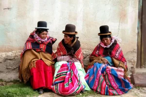 Group of indigenous women dressed with the customary Cholo attire. Photo: Wikipedia.