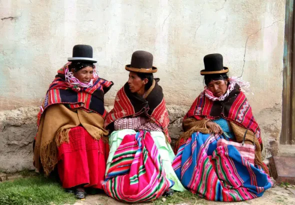 Group of indigenous women dressed with the customary Cholo attire. Photo: Wikipedia.