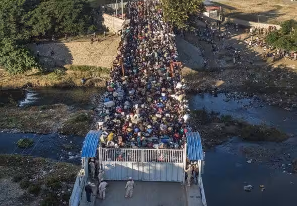 Haitians wait to cross the border between Dominican Republic and Haiti in Dajabon, Dominican Republic, November 19, 2021. Photo: AP/Matias Delacroix.