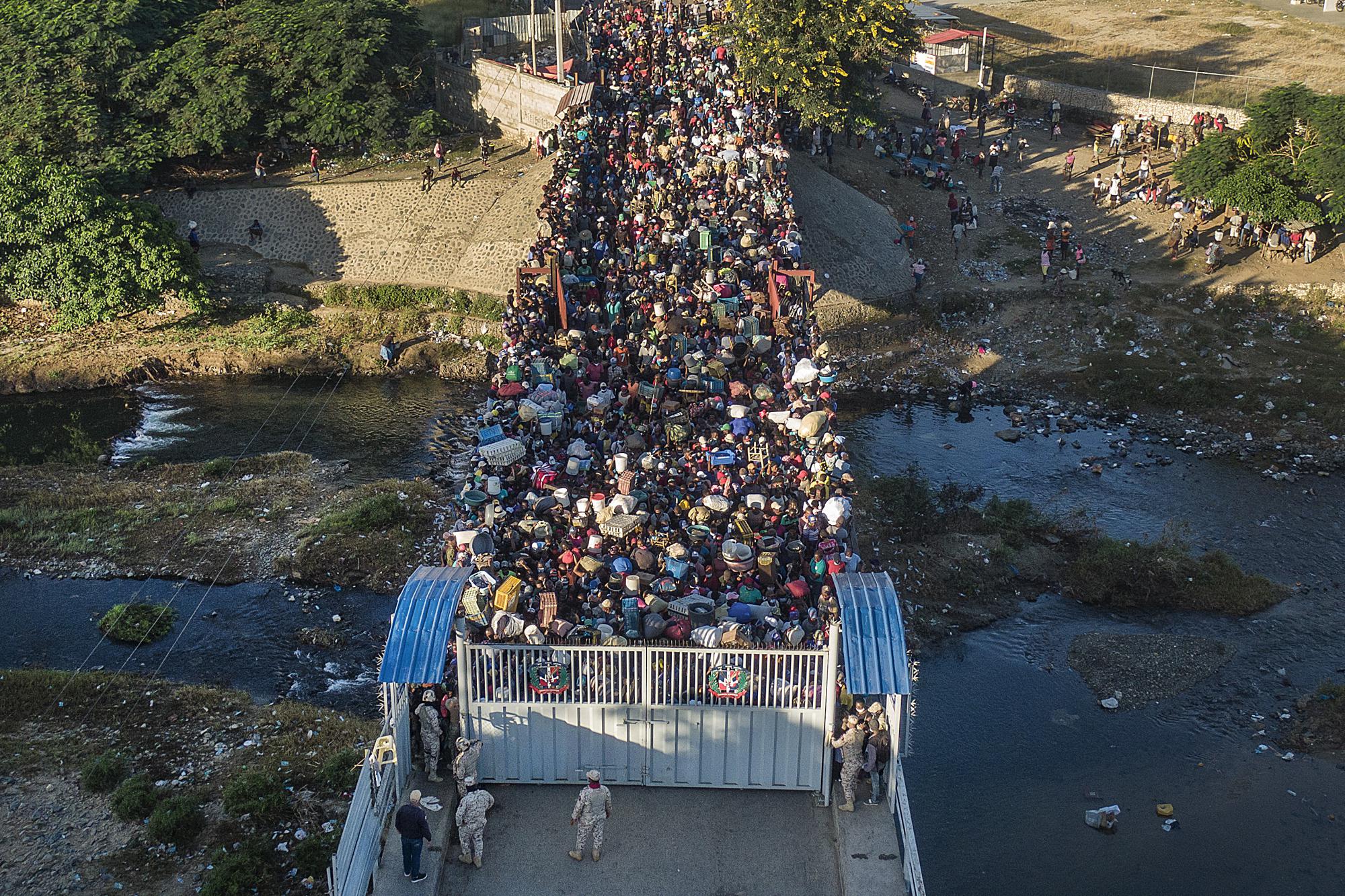 Haitians wait to cross the border between Dominican Republic and Haiti in Dajabon, Dominican Republic, November 19, 2021. Photo: AP/Matias Delacroix.