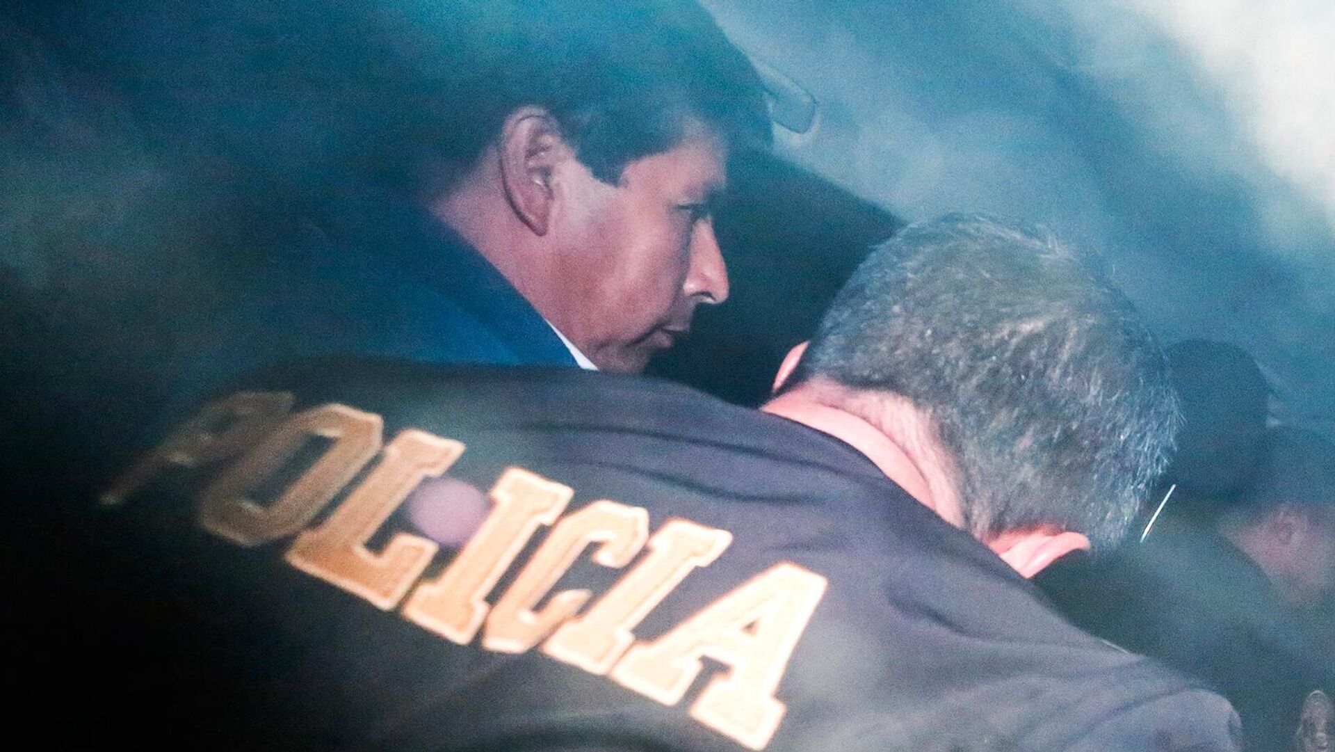 Police "escort" Peruvian President Pedro Castillo to the police station (December 7, 2022), Lima. Photo: AP/Renato Pajuelo.