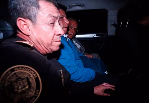 Peruvian President Pedro Castillo being transferred to the Lima Prefecture, a few minutes after his controversial detention. Photo: AFP/Renato Pajuelo.
