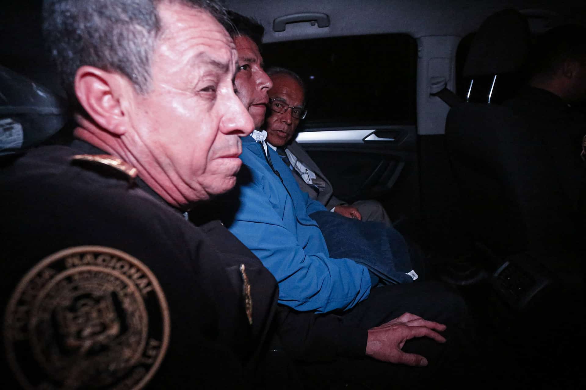 Peruvian President Pedro Castillo being transferred to the Lima Prefecture, a few minutes after his controversial detention. Photo: AFP/Renato Pajuelo.