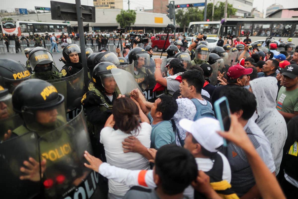 Demonstrators clash with police during a protest after the government announced a nationwide state of emergency following a week of protests sparked by the ousting of former President Pedro Castillo, in Lima, Peru December 15, 2022. Photo: REUTERS/Sebastian Castaneda
