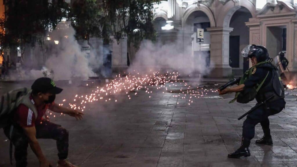 Unarmed Peruvian protester demanding the release of President Castillo and the dissolution of Congress being shot at point blank by the police. Photo: EPA.