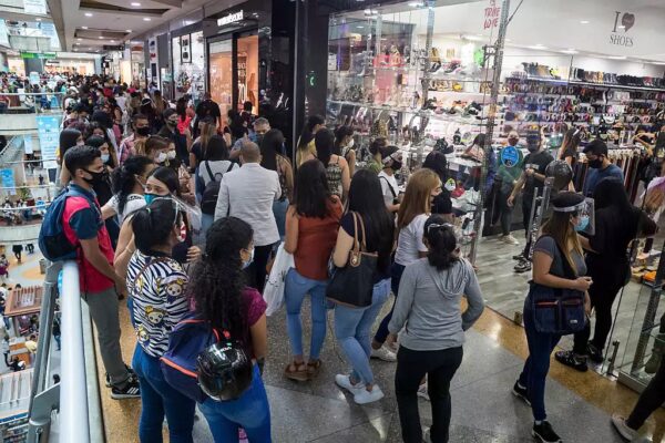 Crowd of buyers in the Sambil Mall in Caracas, Venezuela, on Black Friday 2022. Photo: Twitter/@CAVECOM/File photo.