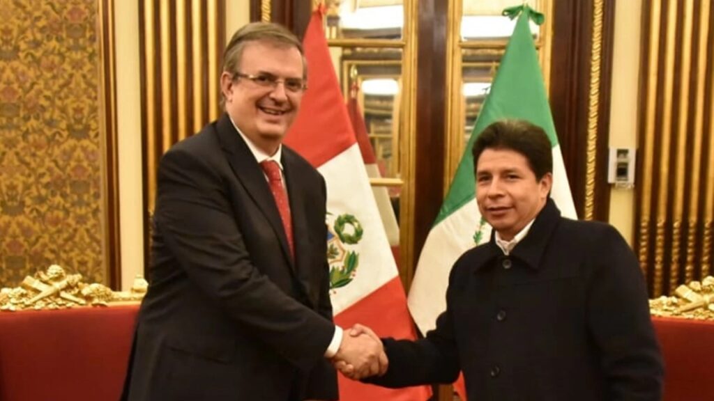 The foreign affairs secretary of Mexico, Marcelo Ebrard (left), shakes hands with the president of Peru, Pedro Castillo, during the former's visit to Peru earlier this year. Photo: file.