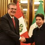 The foreign affairs secretary of Mexico, Marcelo Ebrard (left), shakes hands with the president of Peru, Pedro Castillo, during the former's visit to Peru earlier this year. Photo: file.