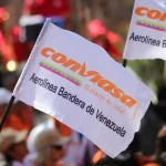 Small flags with the Conviasa logo and writing that reads "Flag Carrier of Venezuela." Photo: Conviasa/File photo.