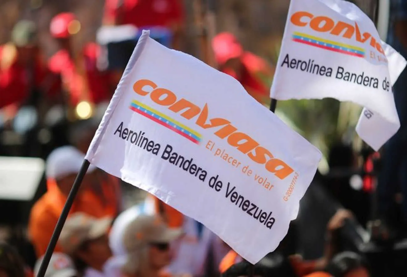 Small flags with the Conviasa logo and writing that reads "Flag Carrier of Venezuela." Photo: Conviasa/File photo.