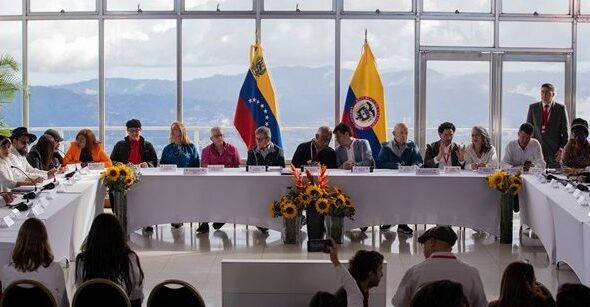 The meeting of the Colombian and ELN delegations in Caracas. Photo: EFE.