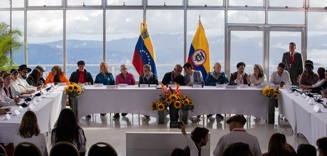 The meeting of the Colombian and ELN delegations in Caracas. Photo: EFE.