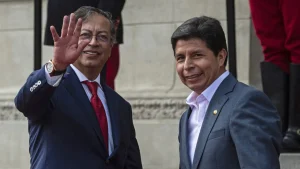 Colombian President Gustavo Petro (left) and Peruvian President Pedro Castillo (right) before a meeting at the Government Palace in Lima, on August 29, 2022. Photo: AFP/Ernesto Benevides.