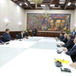 Venezuelan President Nicolás Maduro (center left) in a meeting at Miraflores Palace, accompanied by (from left to right) Cilia FLores, Jorge Rodríguez, Tareck El Aissami, and Nicolás Maduro Guerra, and opposition leaders on the other side, from right to left, Jose Pinto, Luís Parra, Timoteo Zambrano, Bernabé Gutiérrez, and Juan Carlos Alvarado, December 2, 2022. Photo: Presidential Press.