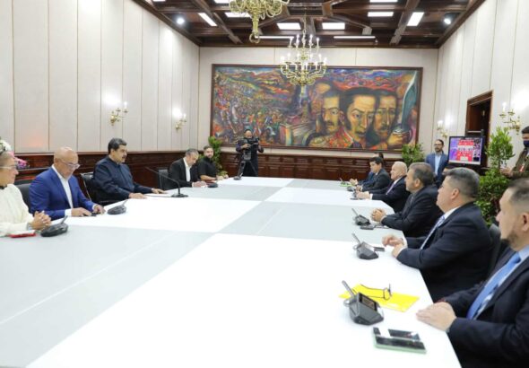 Venezuelan President Nicolás Maduro (center left) in a meeting at Miraflores Palace, accompanied by (from left to right) Cilia FLores, Jorge Rodríguez, Tareck El Aissami, and Nicolás Maduro Guerra, and opposition leaders on the other side, from right to left, Jose Pinto, Luís Parra, Timoteo Zambrano, Bernabé Gutiérrez, and Juan Carlos Alvarado, December 2, 2022. Photo: Presidential Press.