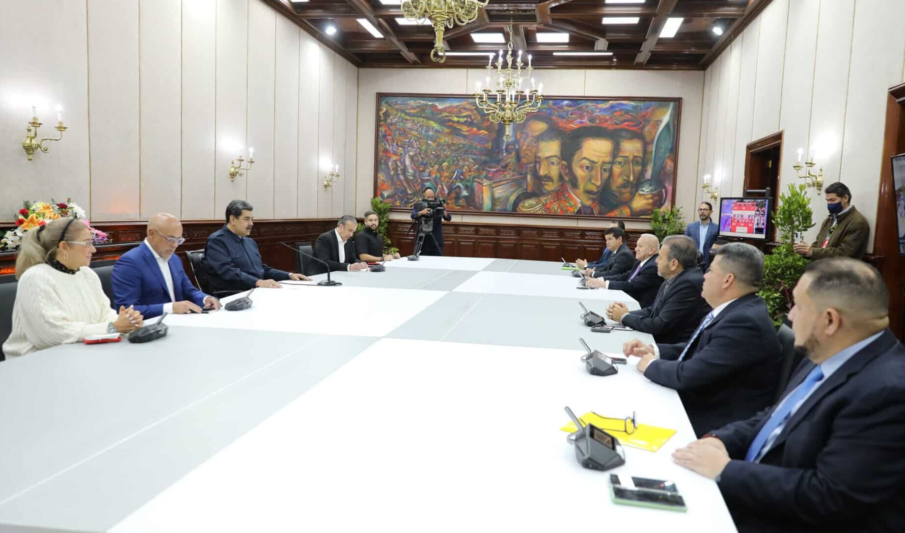 Venezuelan President Nicolás Maduro (center left) in a meeting at Miraflores Palace, accompanied by (from left to right) Cilia FLores, Jorge Rodríguez, Tareck El Aissami, and Nicolás Maduro Guerra, and opposition leaders on the other side, from right to left, Jose Pinto, Luís Parra, Timoteo Zambrano, Bernabé Gutiérrez, and Juan Carlos Alvarado, December 2, 2022. Photo: Presidential Press.