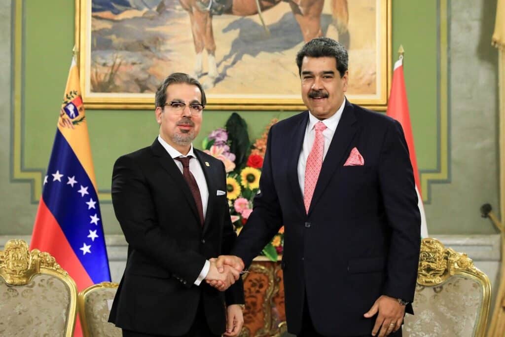 Ambassador of Syria to Venezuela Kenan Zaher Al Deen shaking hands with President Nicolás Maduro. Photo: Presidential Press.