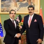 Ambassador of Syria to Venezuela Kenan Zaher Al Deen shaking hands with President Nicolás Maduro. Photo: Presidential Press.