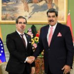 Ambassador of Syria to Venezuela Kenan Zaher Al Deen shaking hands with President Nicolás Maduro. Photo: Presidential Press.