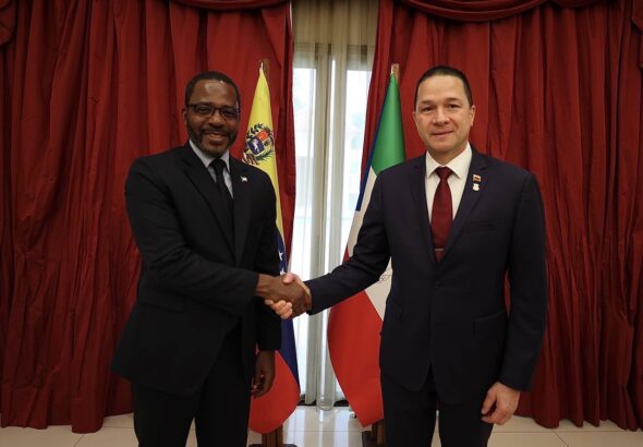 Equatorial Guinean minister for mines and hydrocarbons, Gabriel Mbaga Obiang Lima (left) shaking hands with Venezuelan minister for foreign affairs, Carlos Faria (right). Photo: Twitter/@Fariacrt.