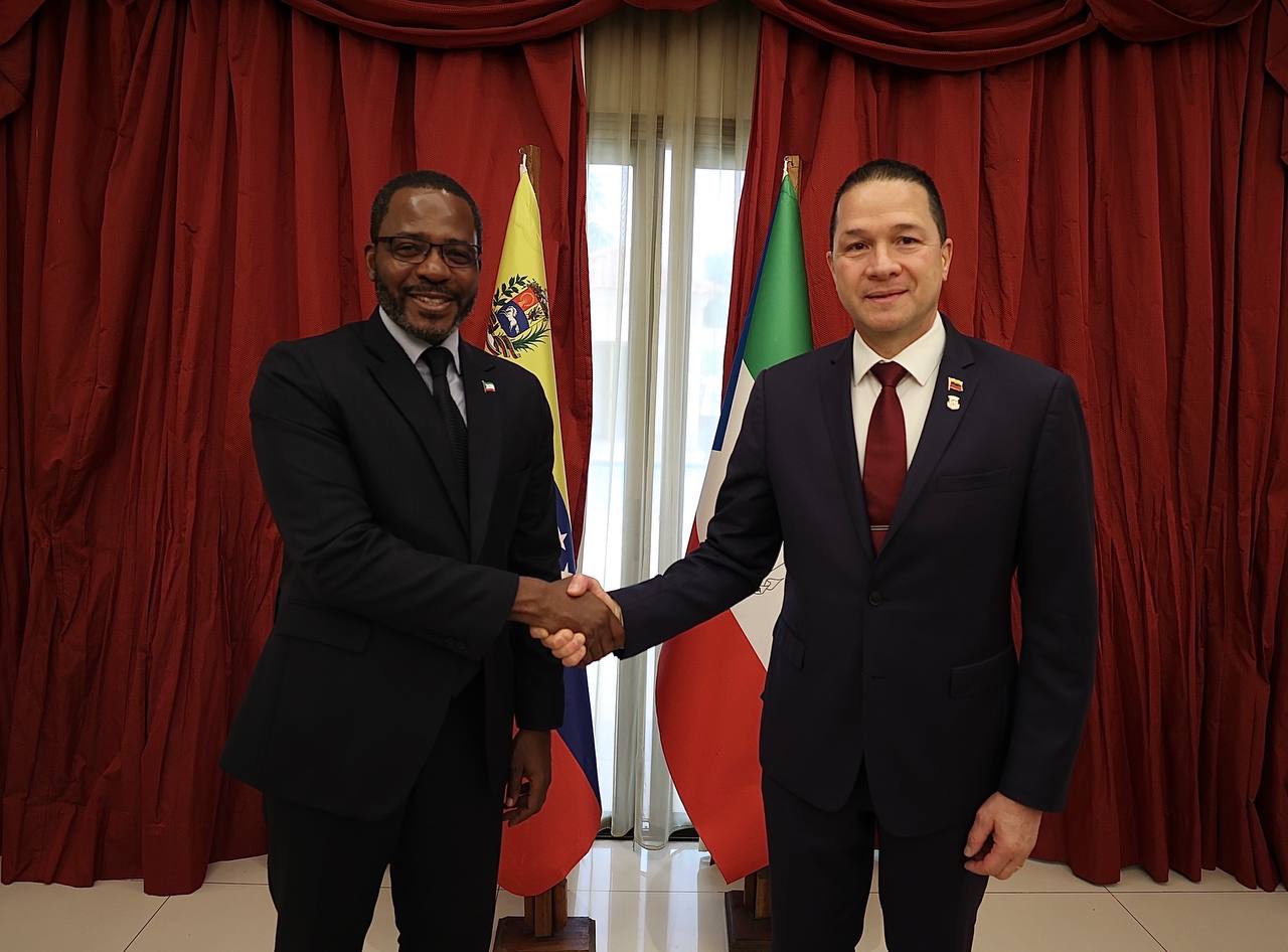 Equatorial Guinean minister for mines and hydrocarbons, Gabriel Mbaga Obiang Lima (left) shaking hands with Venezuelan minister for foreign affairs, Carlos Faria (right). Photo: Twitter/@Fariacrt.