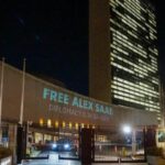 #FreeAlexSaab street action in New York projecting “Free Alex Saab, Diplomacy is in Danger” on the facade of the UN headquarters. Photo: Free Alex Saab Solidarity Committee.