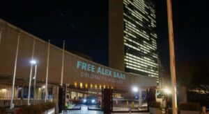 #FreeAlexSaab street action in New York projecting “Free Alex Saab, Diplomacy is in Danger” on the facade of the UN headquarters. Photo: Free Alex Saab Solidarity Committee.
