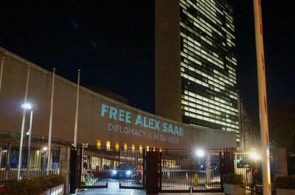 #FreeAlexSaab street action in New York projecting “Free Alex Saab, Diplomacy is in Danger” on the facade of the UN headquarters. Photo: Free Alex Saab Solidarity Committee.