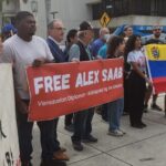 Protesters in front of the court in Miami debating about ambassador Alex Saab diplomatic immunity. Photo: Twitter/@VanessaOrtizz.