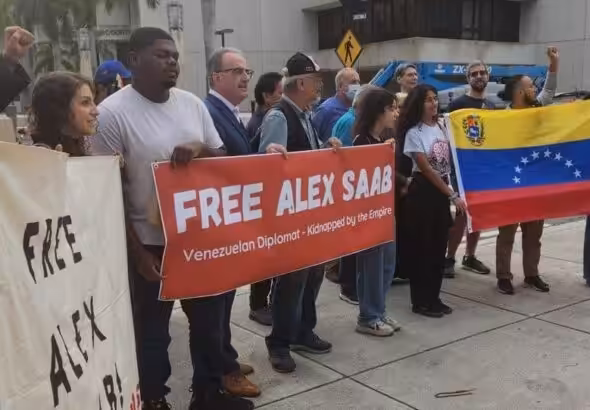 Protesters in front of the court in Miami debating about ambassador Alex Saab diplomatic immunity. Photo: Twitter/@VanessaOrtizz.