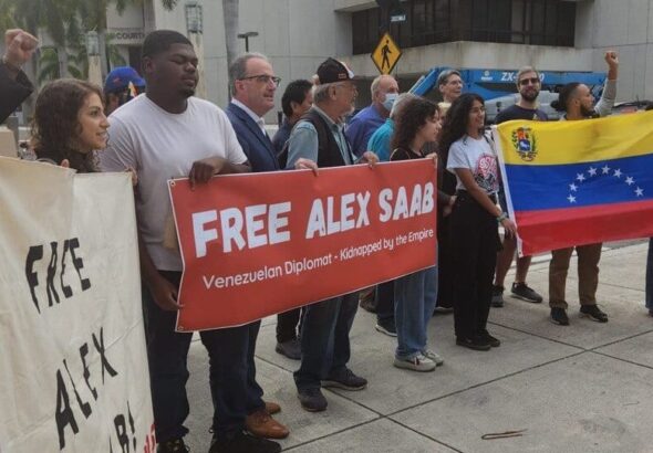 Protesters in front of the court in Miami debating about ambassador Alex Saab diplomatic immunity. Photo: Twitter/@VanessaOrtizz.