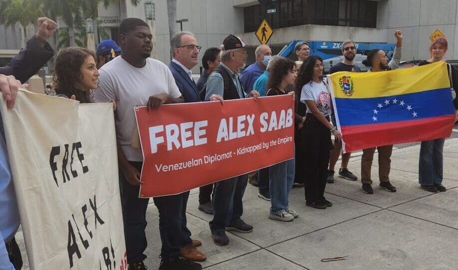 Protesters in front of the court in Miami debating about ambassador Alex Saab diplomatic immunity. Photo: Twitter/@VanessaOrtizz.