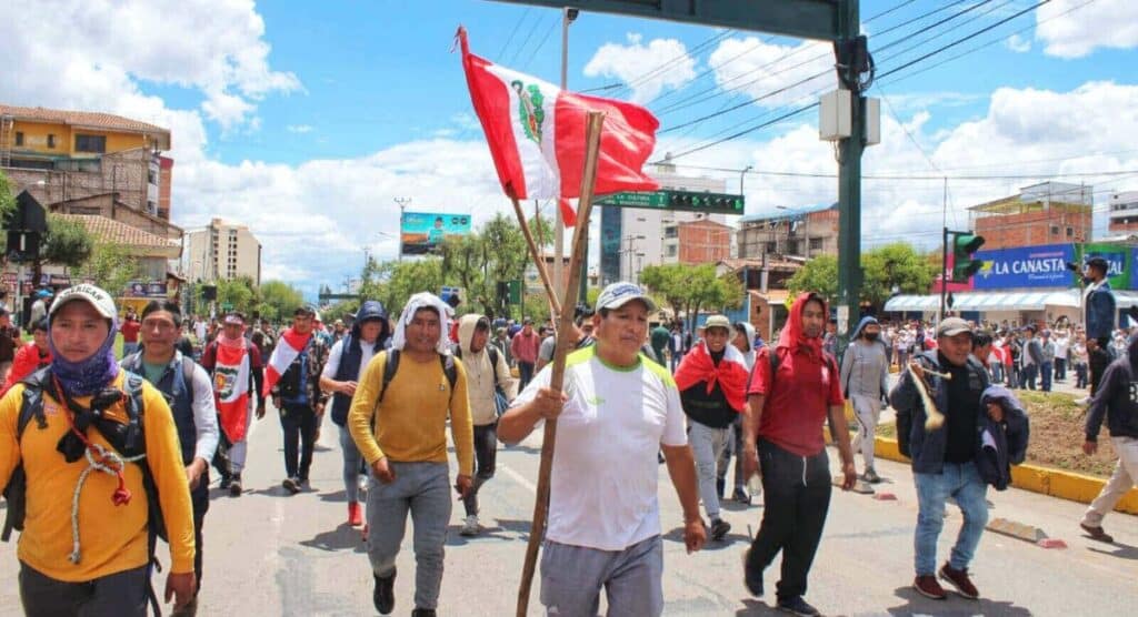 Peruvians marching in the streets.. Photo: Wilson Chilo/Wayka Peru.