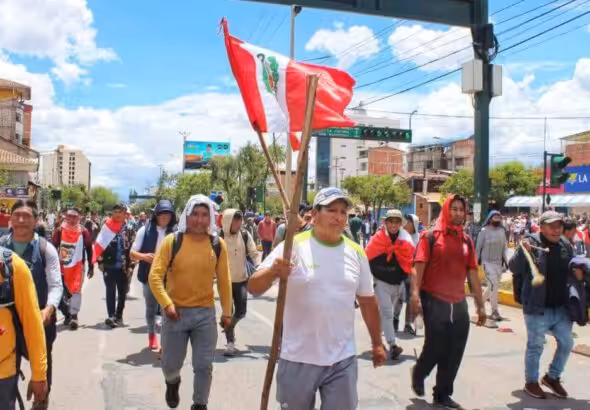 Peruvians marching in the streets.. Photo: Wilson Chilo/Wayka Peru.
