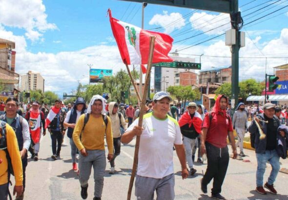 Peruvians marching in the streets.. Photo: Wilson Chilo/Wayka Peru.