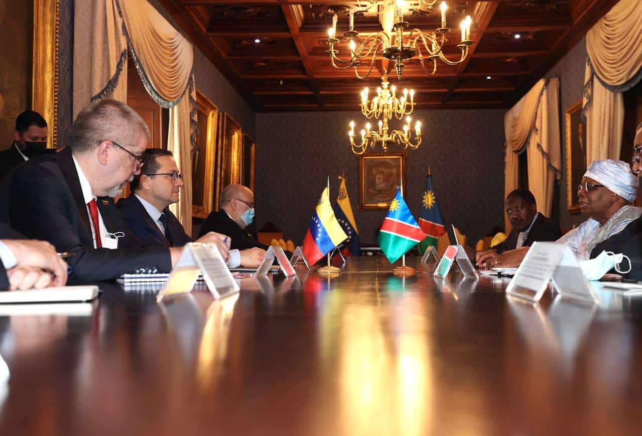 Meeting of Venezuelan diplomatic authorities lad by Foreign Minister Carlos Faría (left) and Namibia's delegation, led by Deputy Prime Minister and Chancellor Netumbo Nandi Ndaitwah (right). Photo: Twitter/@Fariacrt.