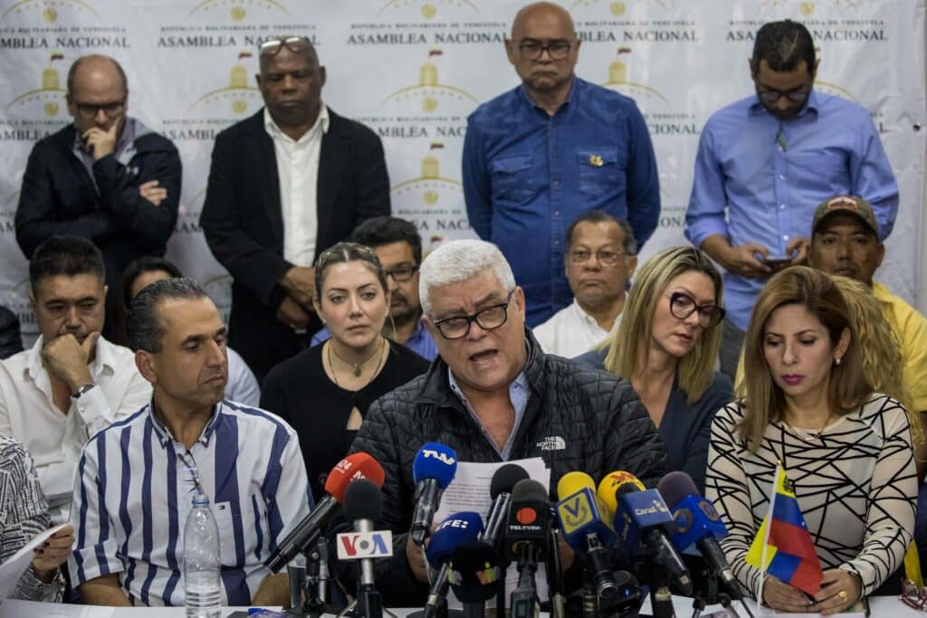 Far-right Venezuelan politician, Alfonso Marquina, giving statements at a press conference announcing the end of the fictitious and unconstitutional interim government led by former deputy, Juan Guaidó. Photo: RedRadioVE.
